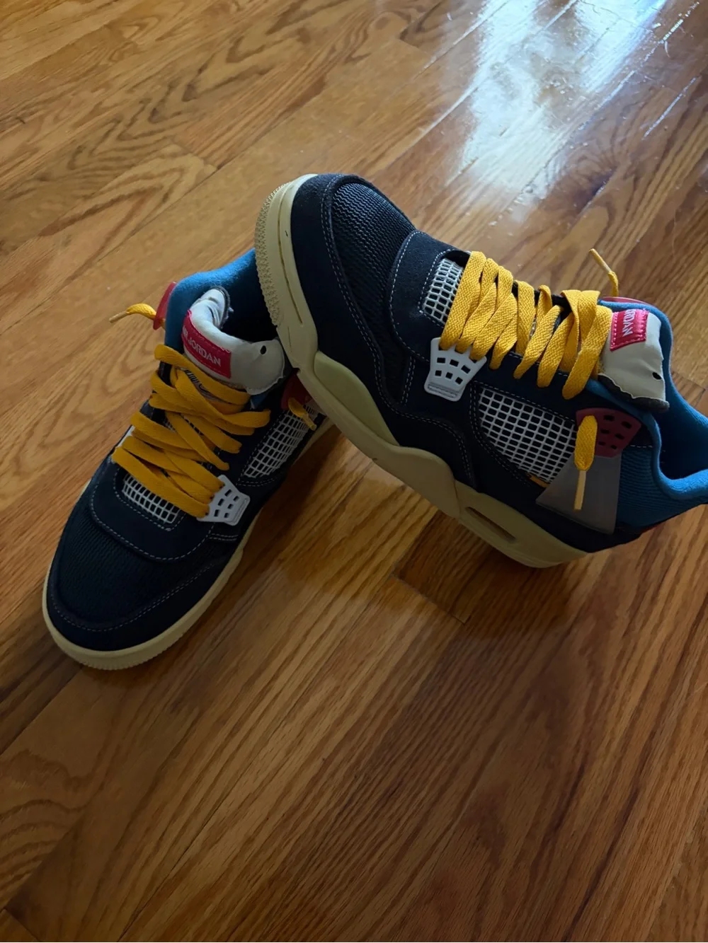 Jordan 4 ucla off noir (no extra laces)